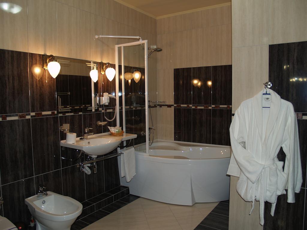 Atrium Hotel Ivano Frankivsk Ruang foto